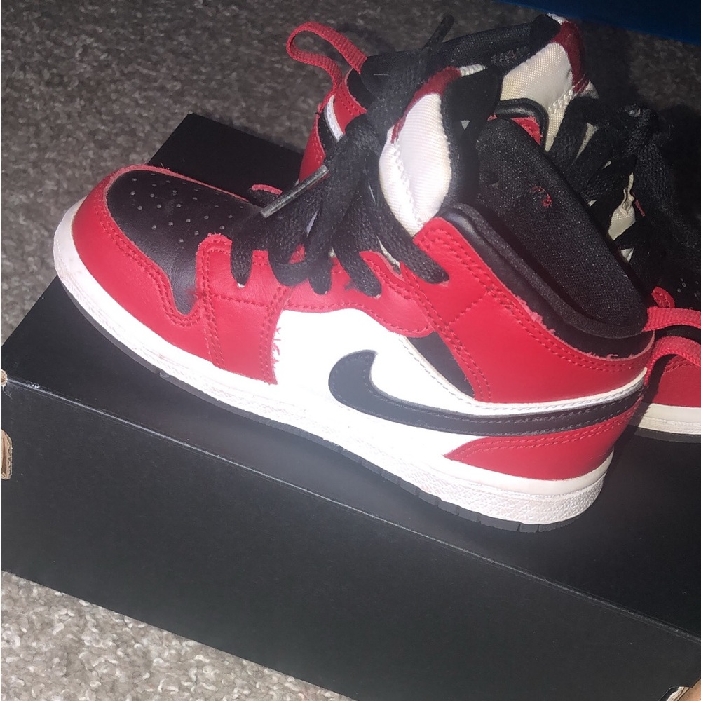 Air Jordan 1 Mid GS “Chicago Black Toe”. SIZE 9C Worn twice